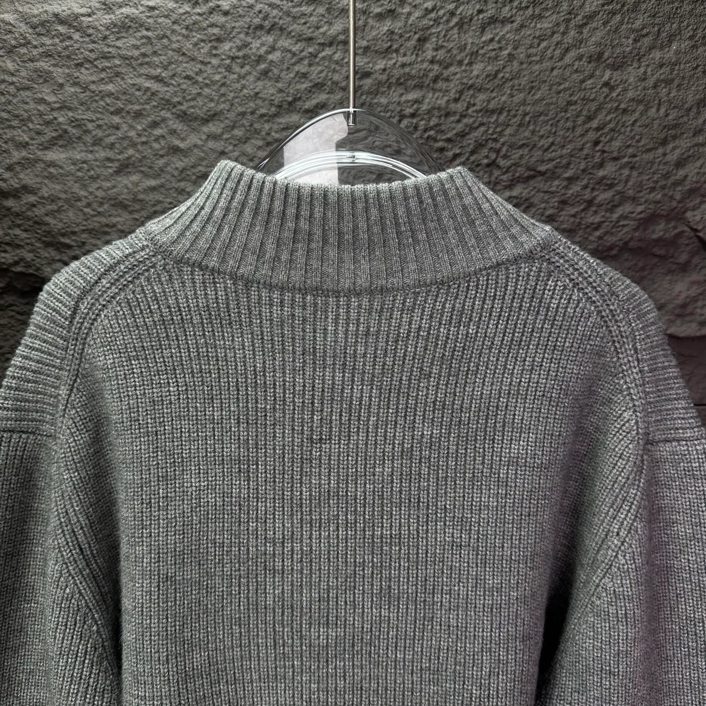 P340 Ralph Lauren 2025 new classic embroidered logo couple style zipper knitted sweater 🔥High version🔥High version🔥 The fabric is made of 32-count cotton yarn blended material, which is skin-friendly and does not stick to the body. It does not cause pilling. It feels very soft and super comfortable. It is fashionable and personalized. It is a super versatile and beautiful knitted sweater. It is very suitable for both men and women. It is a must-have for everyone. Packaging, tag, collar label, washed wheat, complete👍 Color: black, gray Size: M-2XL